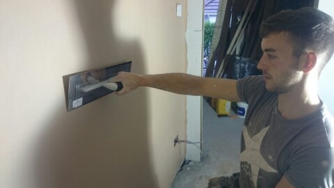 Refina Superflex-2 flexible 16″ plastering trowel in use