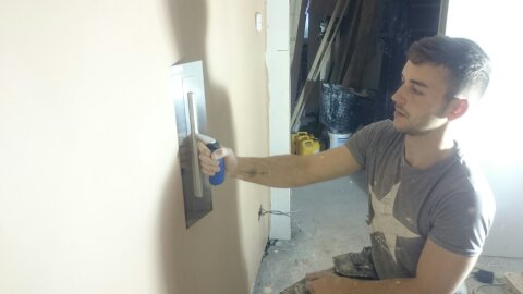 Refina Superflex-2 12″ skimming trowel applying finish coat