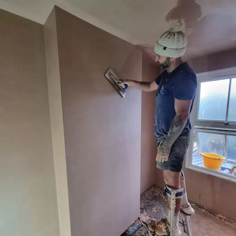 plasterer skimming a wall with the refina superflex trowel