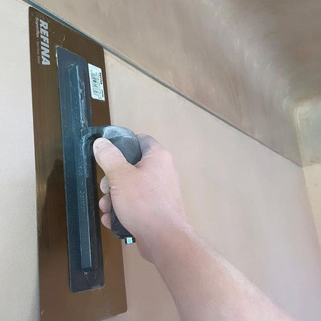 refina superflex 3 rowel skimming a wall